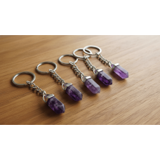 Ametist Taşlı Anahtarlık | Enerji, Koruma ve Zarif Doğal Taş Aksesuar – Serraada