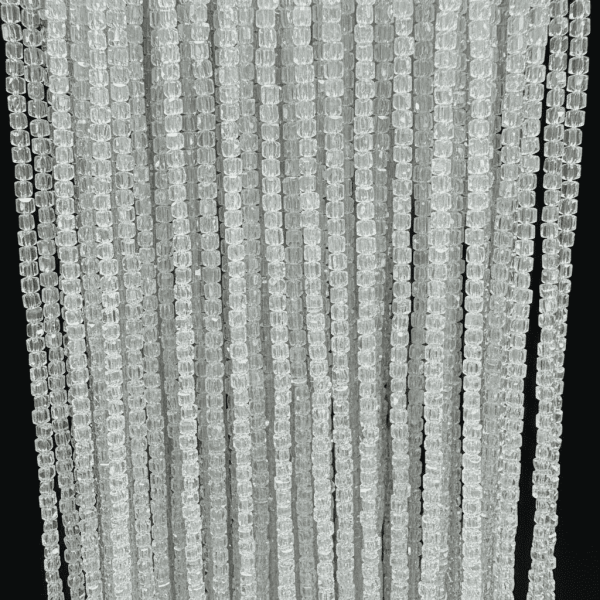 4x4 mm Küp Model Şeffaf Kristal Boncuk Dizi (90-95 Adet) 4x4 mm Küp Model Şeffaf Kristal Boncuk Dizi (90-95 Adet)