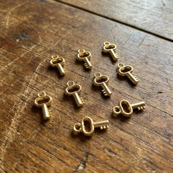Mini Metal Anahtar Figürlü Takı Malzemesi (1,5 - 2 cm) - 1 Adet Mini Metal Anahtar Figürlü Takı Malzemesi (1,5 - 2 cm) - 1 Adet