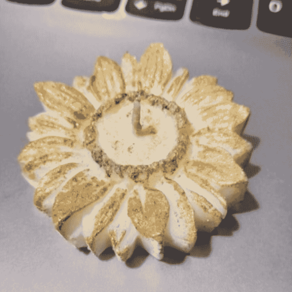 Ay Çiçeği Desenli El Yapımı Soya Wax Mum – Doğal, Zararsız ve Estetik Dokunuş